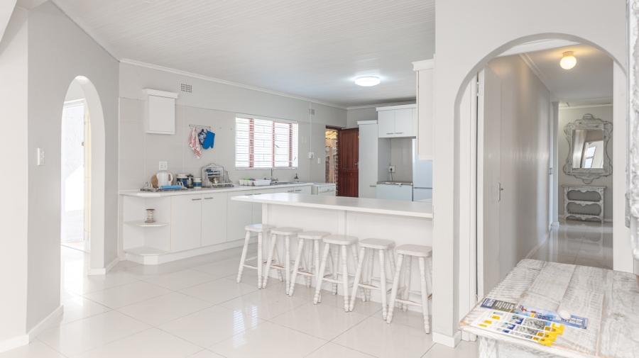 To Let 5 Bedroom Property for Rent in Struisbaai Western Cape